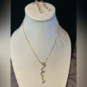 #19 New Gold Tone Earring And 16 Inch Necklace